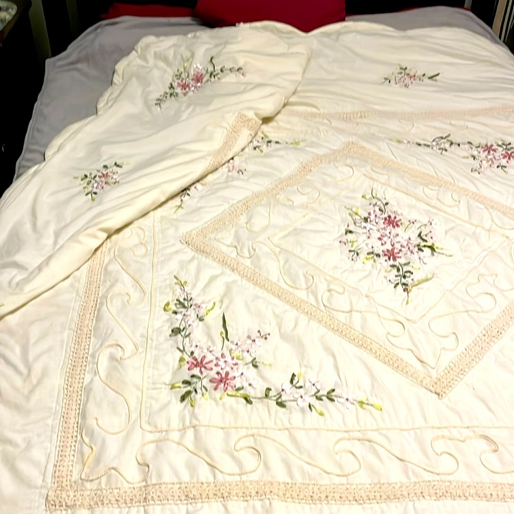 Queen cream/off white bed cover blanket with flower and lace details